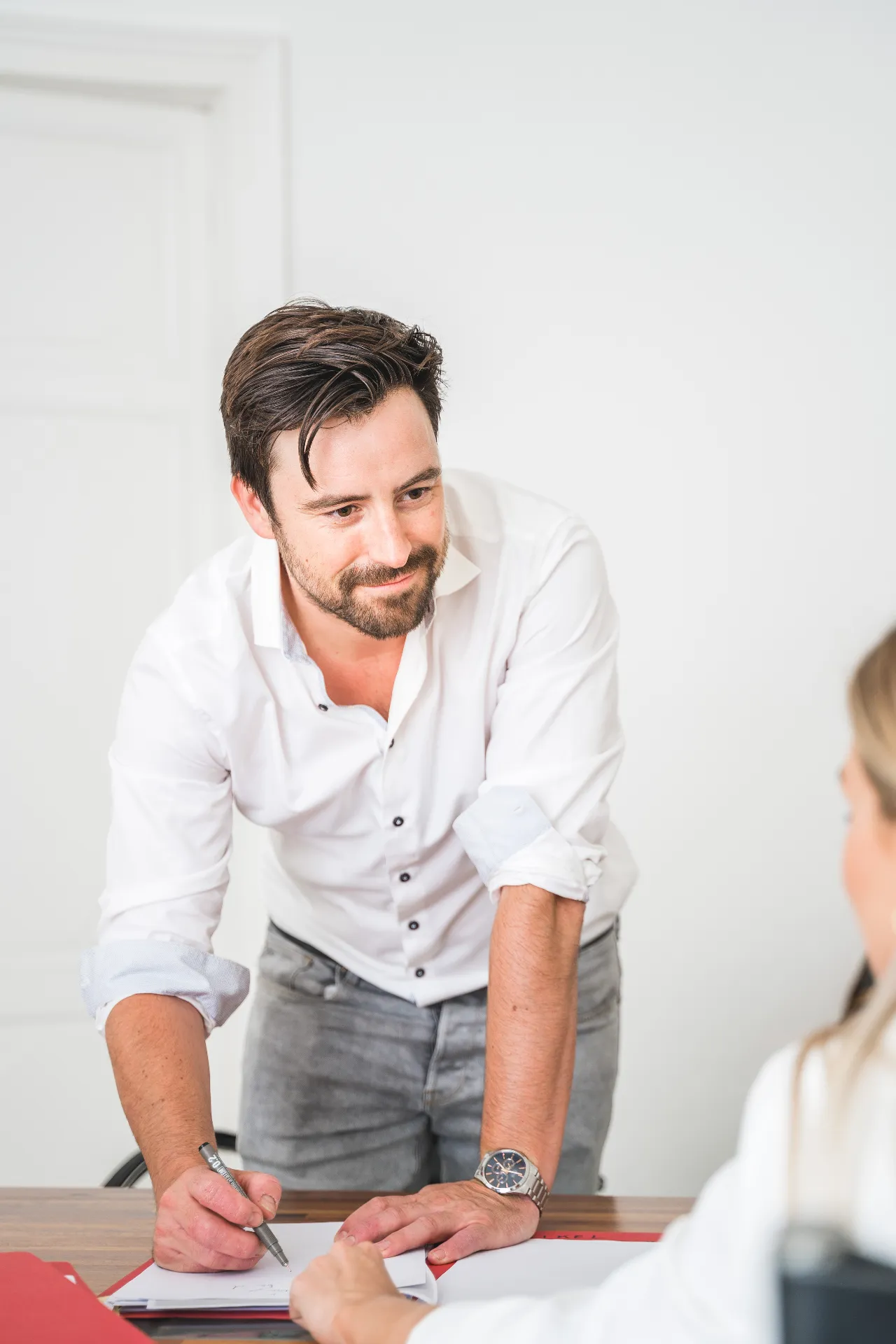 Mr. Peter-Jan De Meulenaere in gesprek met cliënt